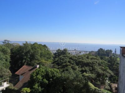 Casa à venda com 3 dormitórios, 564m² e 4 vagas no bairro Vila Assunção, Zona Sul de Porto Alegre