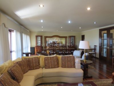 Casa à venda com 3 dormitórios, 564m² e 4 vagas no bairro Vila Assunção, Zona Sul de Porto Alegre