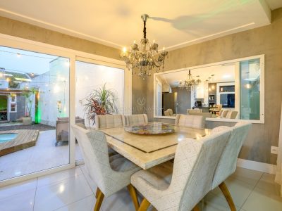 Casa à venda com 4 dormitórios, 158m² e 2 vagas no bairro Lagos de Nova Ipanema, Zona Sul de Porto Alegre
