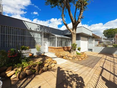 Casa à venda com 3 dormitórios, 180m² e 2 vagas no bairro Medianeira, Zona Sul de Porto Alegre