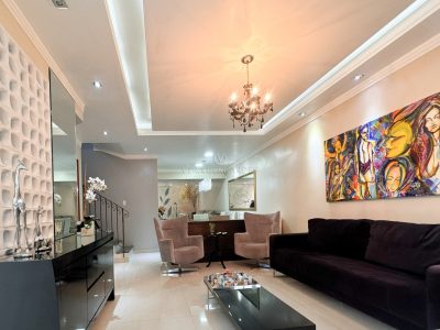 Casa à venda com 3 dormitórios, 295m² e 5 vagas no bairro Aberta dos Morros, Zona Sul de Porto Alegre