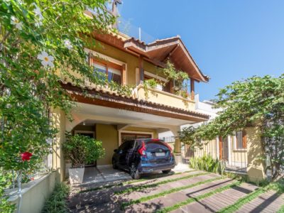 Casa à venda com 3 dormitórios, 194m² e 2 vagas no bairro Tristeza, Zona Sul de Porto Alegre
