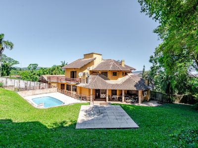 Casa à venda com 4 dormitórios, 450m² e 3 vagas no bairro Vila Conceição, Zona Sul de Porto Alegre