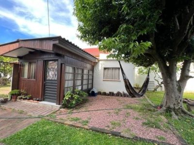 Casa à venda com 1 dormitório, 45m² e 6 vagas no bairro Guarujá, Zona Sul de Porto Alegre