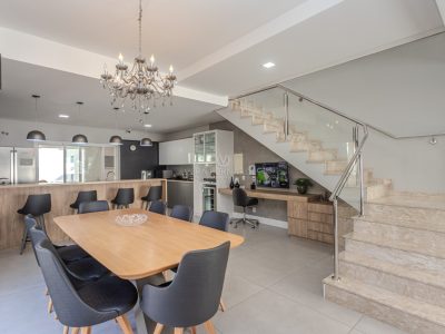 Casa à venda com 3 dormitórios, 195m² e 4 vagas no bairro Cavalhada, Zona Sul de Porto Alegre