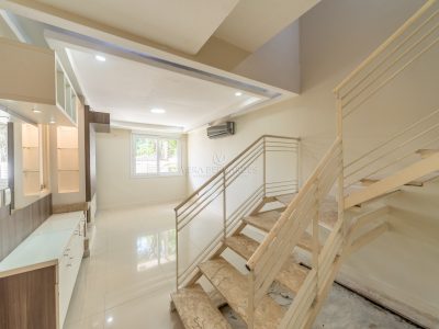 Casa à venda com 3 dormitórios, 132m² e 2 vagas no bairro Nonoai, Zona Sul de Porto Alegre