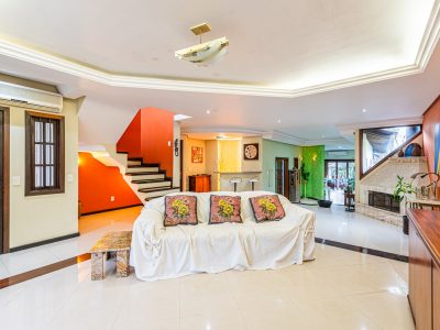 Casa à venda com 3 dormitórios, 357m² e 4 vagas no bairro Tristeza, Zona Sul de Porto Alegre