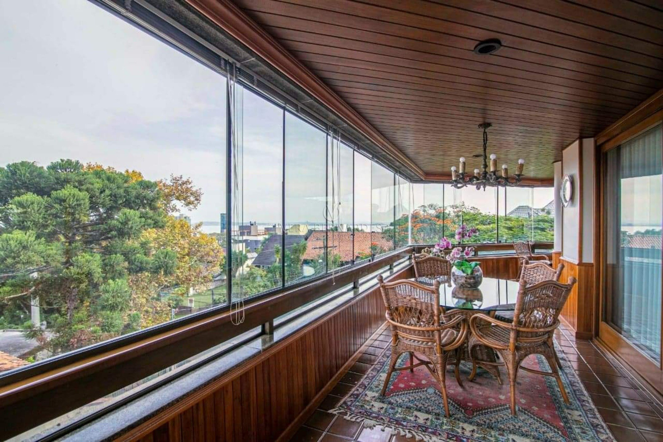 Apartamento à venda com 3 dormitórios, 246m² e 2 vagas no bairro Cristal, Zona Sul de Porto Alegre