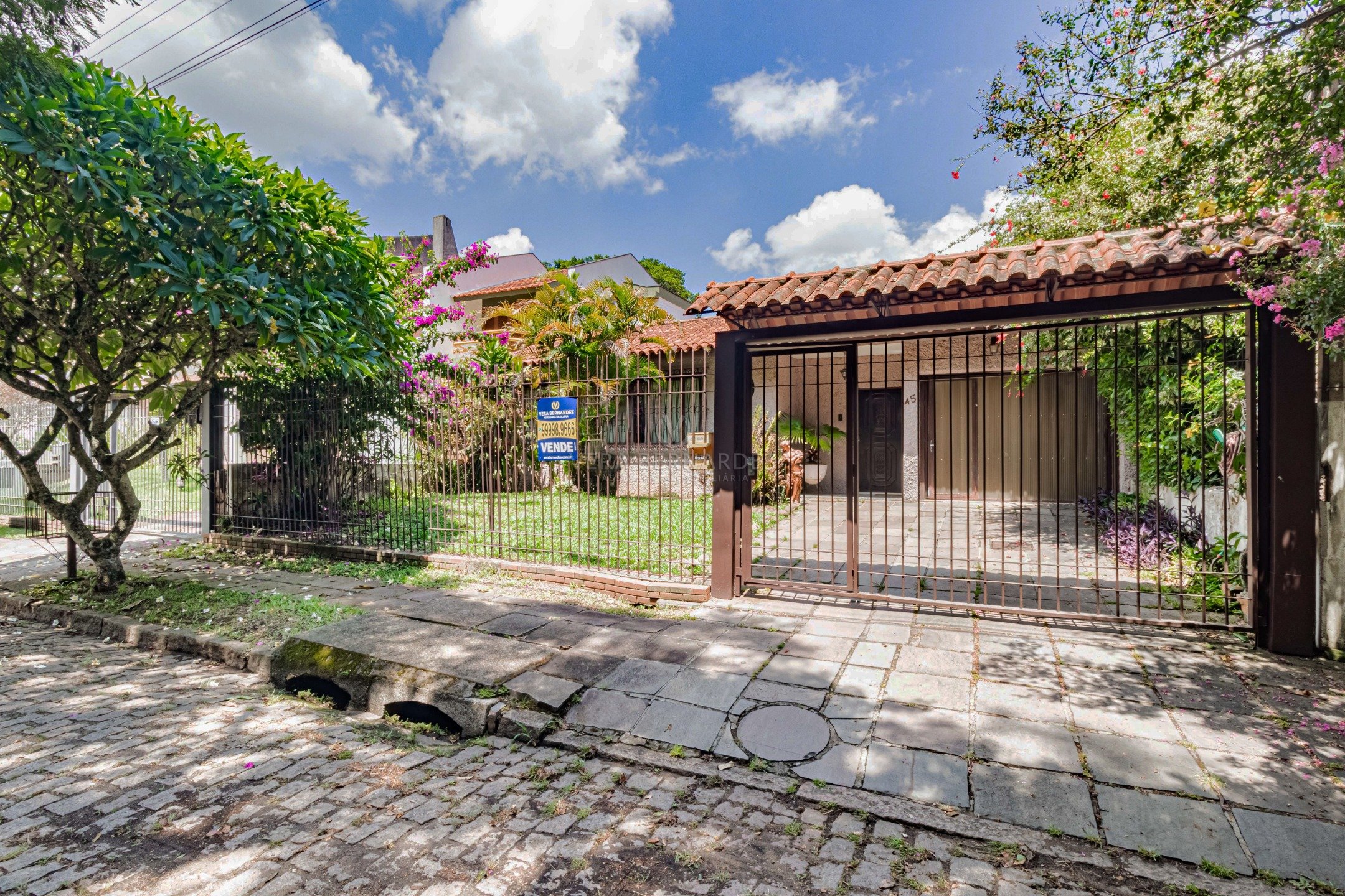 Casa à venda com 3 dormitórios, 340m² e 2 vagas no bairro Jardim Isabel, Zona Sul de Porto Alegre