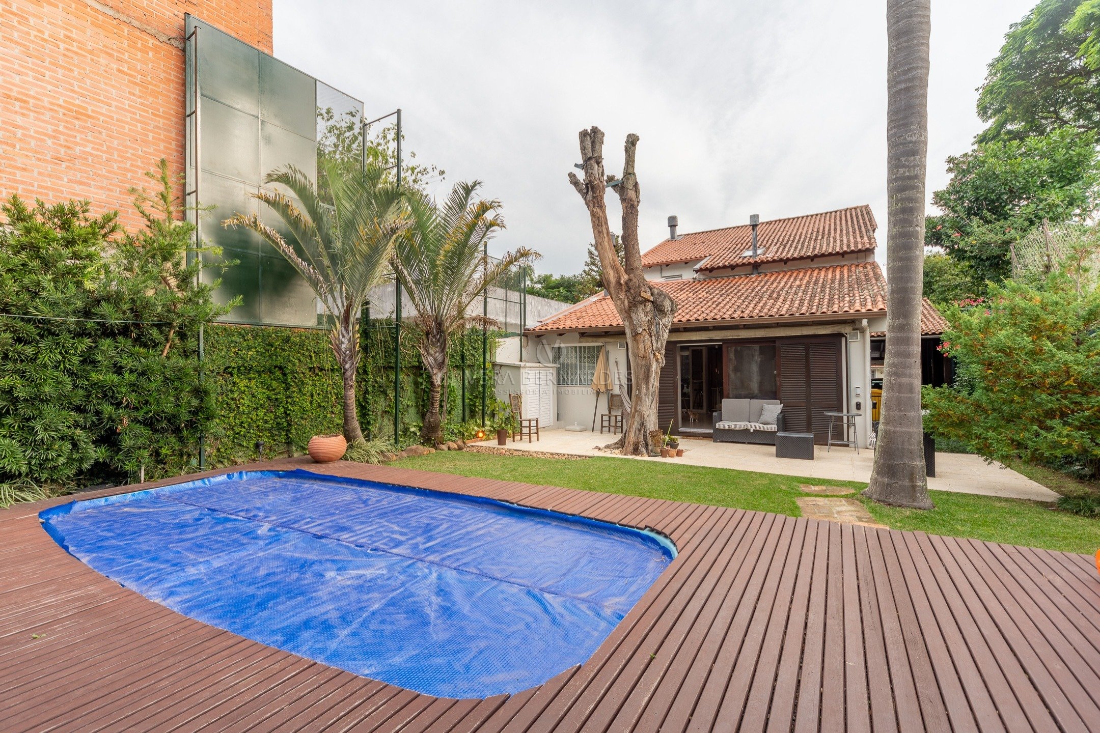 Casa à venda com 4 dormitórios, 320m² e 5 vagas no bairro Tristeza, Zona Sul de Porto Alegre