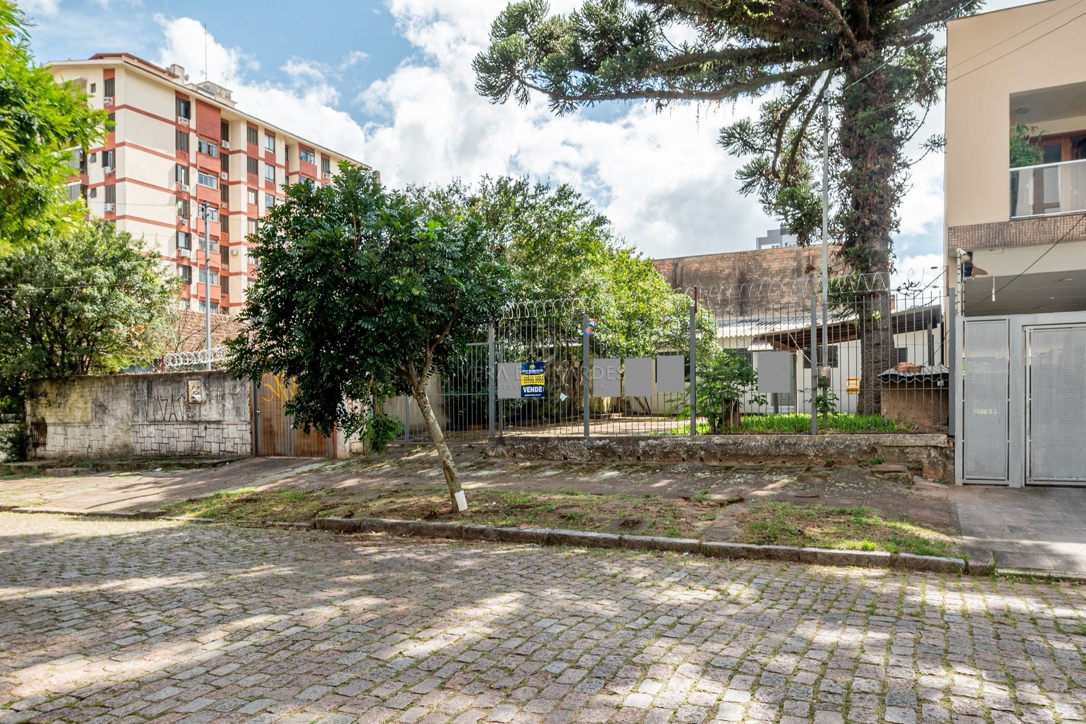 Terreno à venda com 242m² no bairro Tristeza, Zona Sul de Porto Alegre