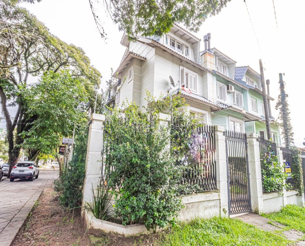 Casa à venda com 3 dormitórios, 155m² e 3 vagas no bairro Tristeza, Zona Sul de Porto Alegre