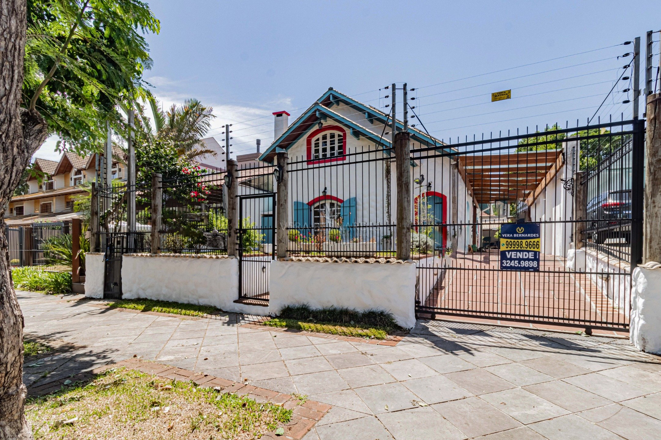Casa à venda com 3 dormitórios, 200m² e 4 vagas no bairro Tristeza, Zona Sul de Porto Alegre