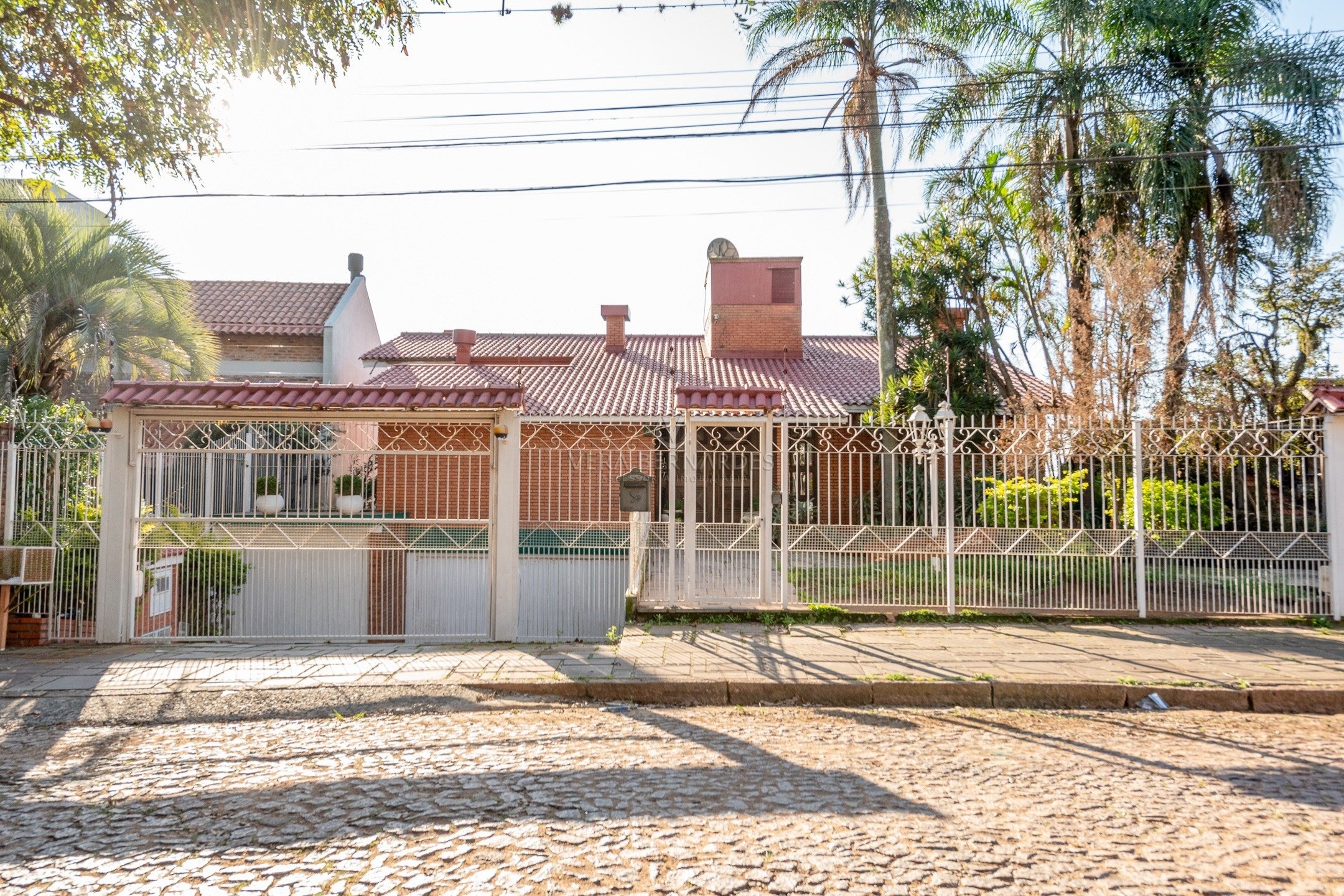 Casa à venda com 4 dormitórios, 1000m² e 4 vagas no bairro Sétimo Céu, Zona Sul de Porto Alegre
