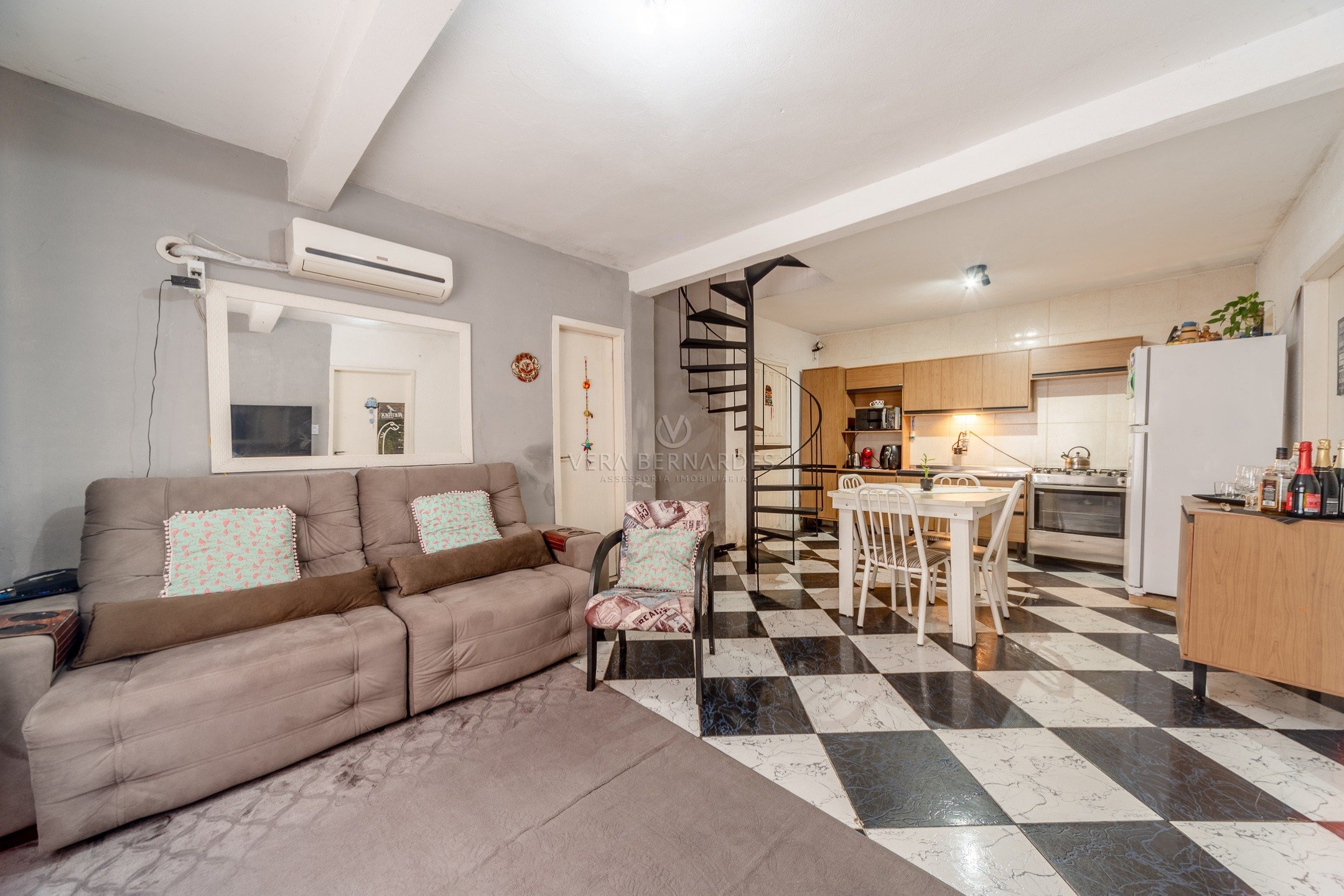 Casa à venda com 2 dormitórios, 70m² e 4 vagas no bairro Cavalhada, Zona Sul de Porto Alegre