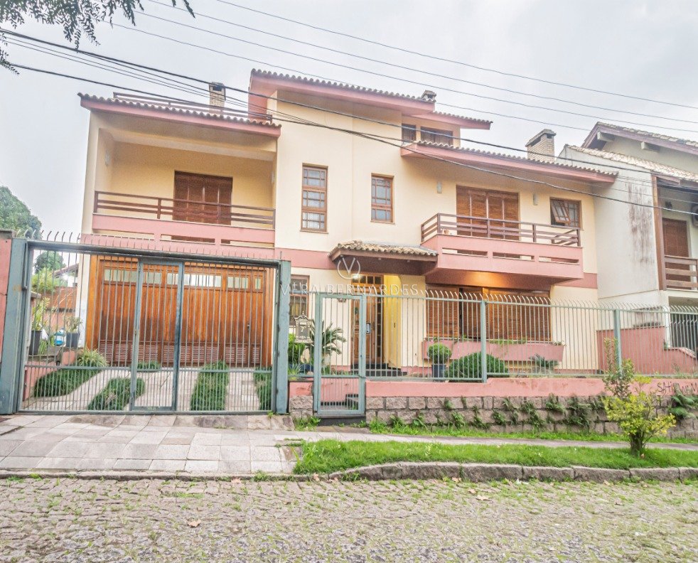 Casa à venda com 3 dormitórios, 270m² e 2 vagas no bairro Cavalhada, Zona Sul de Porto Alegre