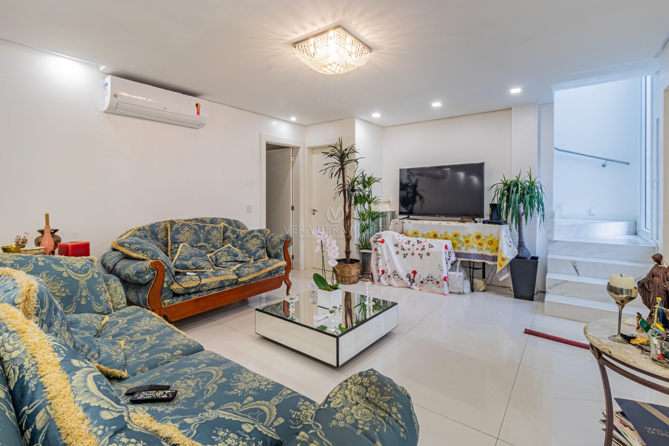 Casa à venda com 3 dormitórios, 484m² e 4 vagas no bairro Tristeza, Zona Sul de Porto Alegre