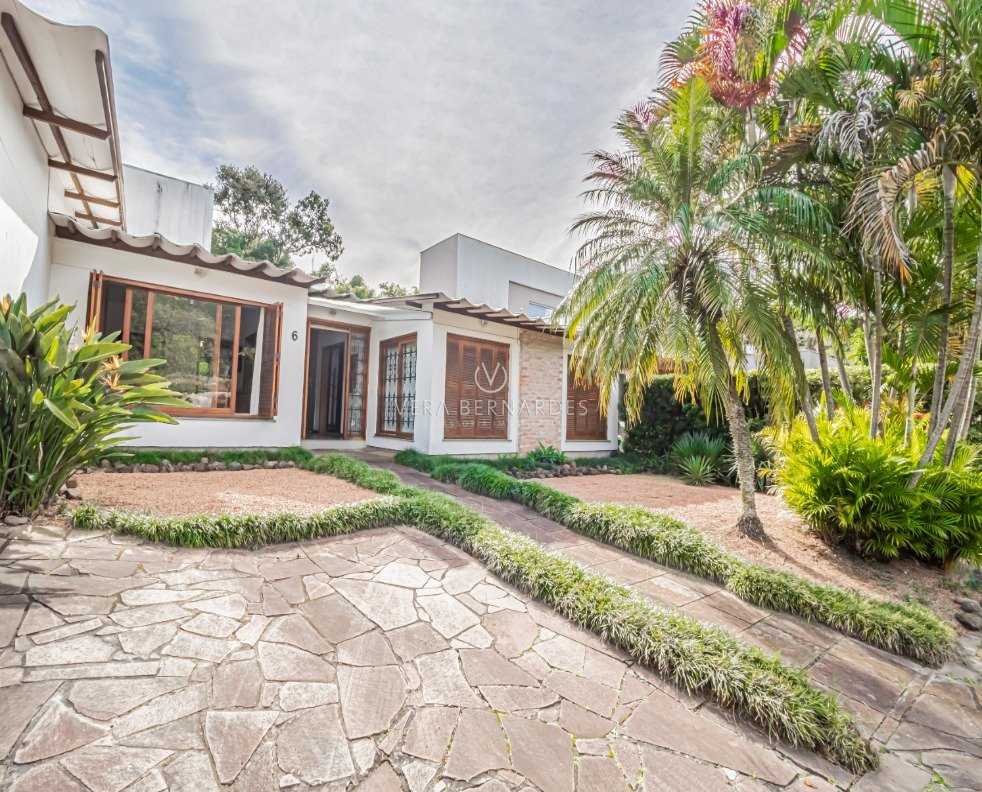 Casa em Condomínio à venda com 3 dormitórios, 300m² e 5 vagas no bairro Pedra Redonda, Zona Sul de Porto Alegre