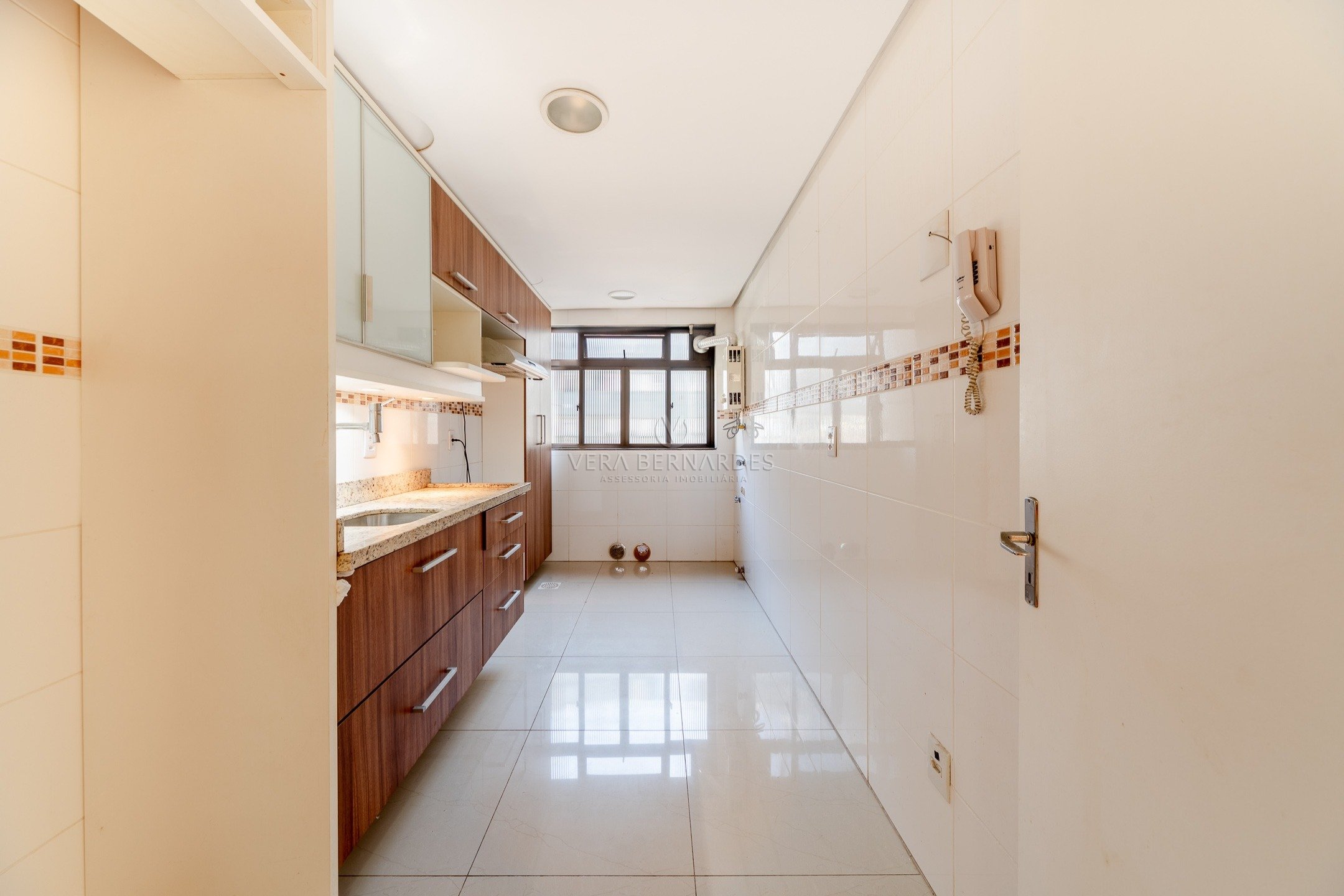 Apartamento à venda com 2 dormitórios, 67m² e 1 vaga no bairro Camaquã, Zona Sul de Porto Alegre