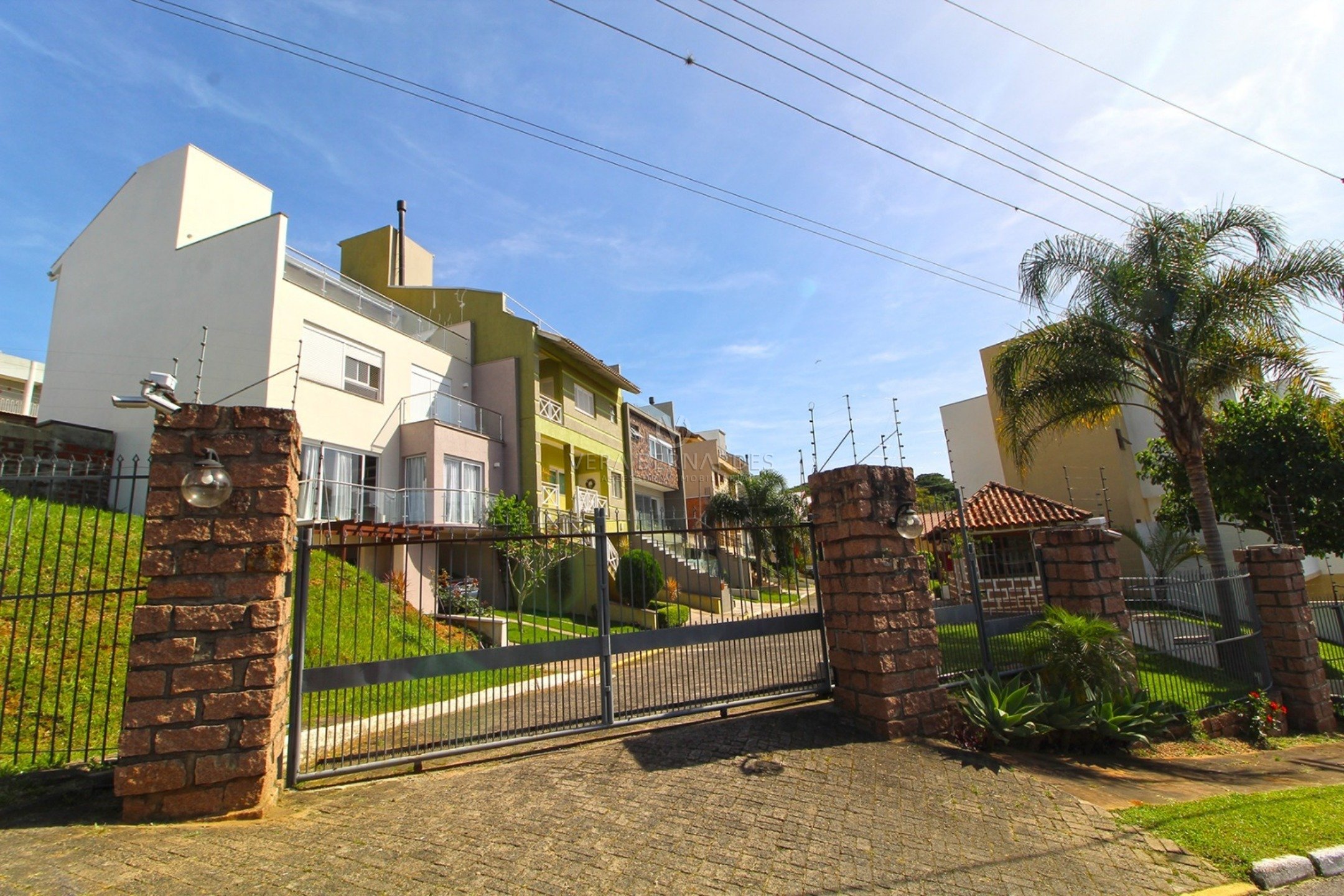Casa em Condomínio à venda com 3 dormitórios, 224m² e 2 vagas no bairro Vila Nova, Zona Sul de Porto Alegre