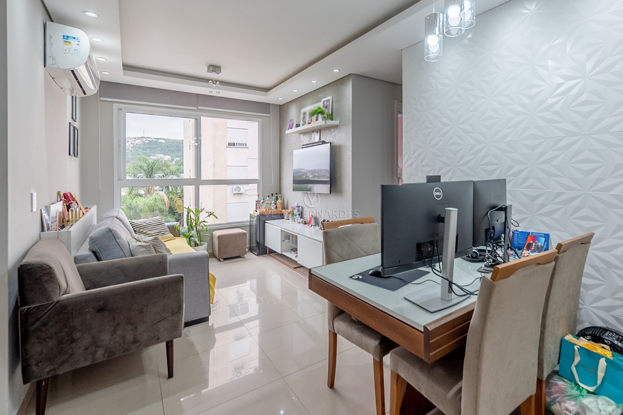 Apartamento à venda com 2 dormitórios, 56m² e 1 vaga no bairro Cavalhada, Zona Sul de Porto Alegre