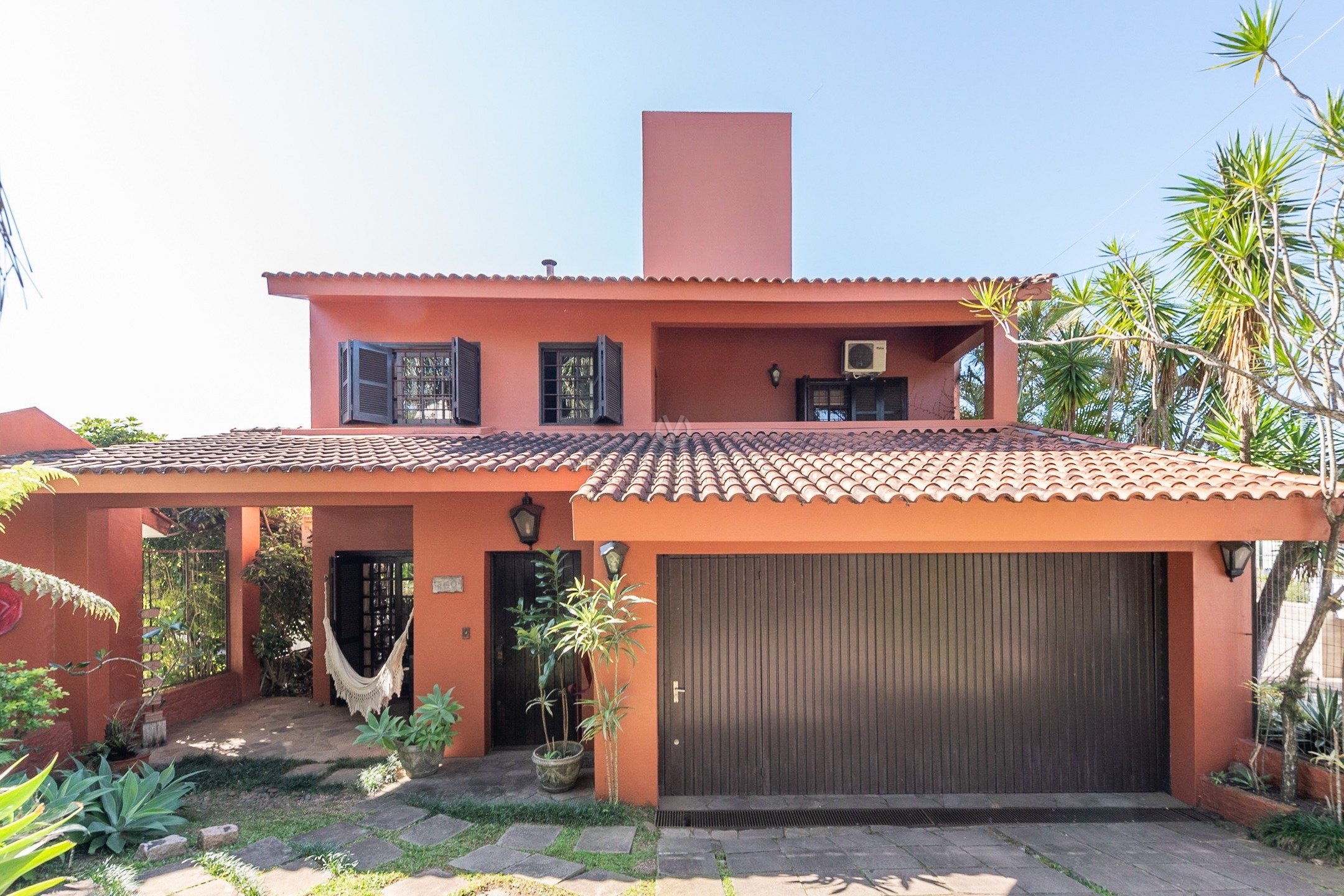Casa à venda com 4 dormitórios, 250m² e 2 vagas no bairro Jardim Isabel, Zona Sul de Porto Alegre