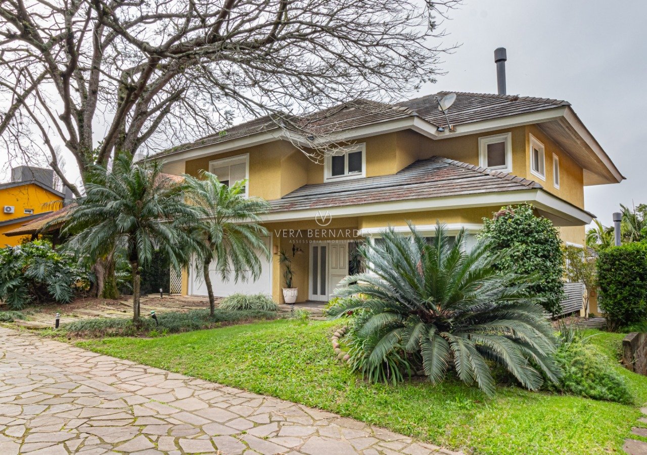 Casa em Condomínio com 550m², 4 dormitórios, 2 suítes, 2 vagas no bairro Cavalhada / Jardim do Sol em Porto Alegre