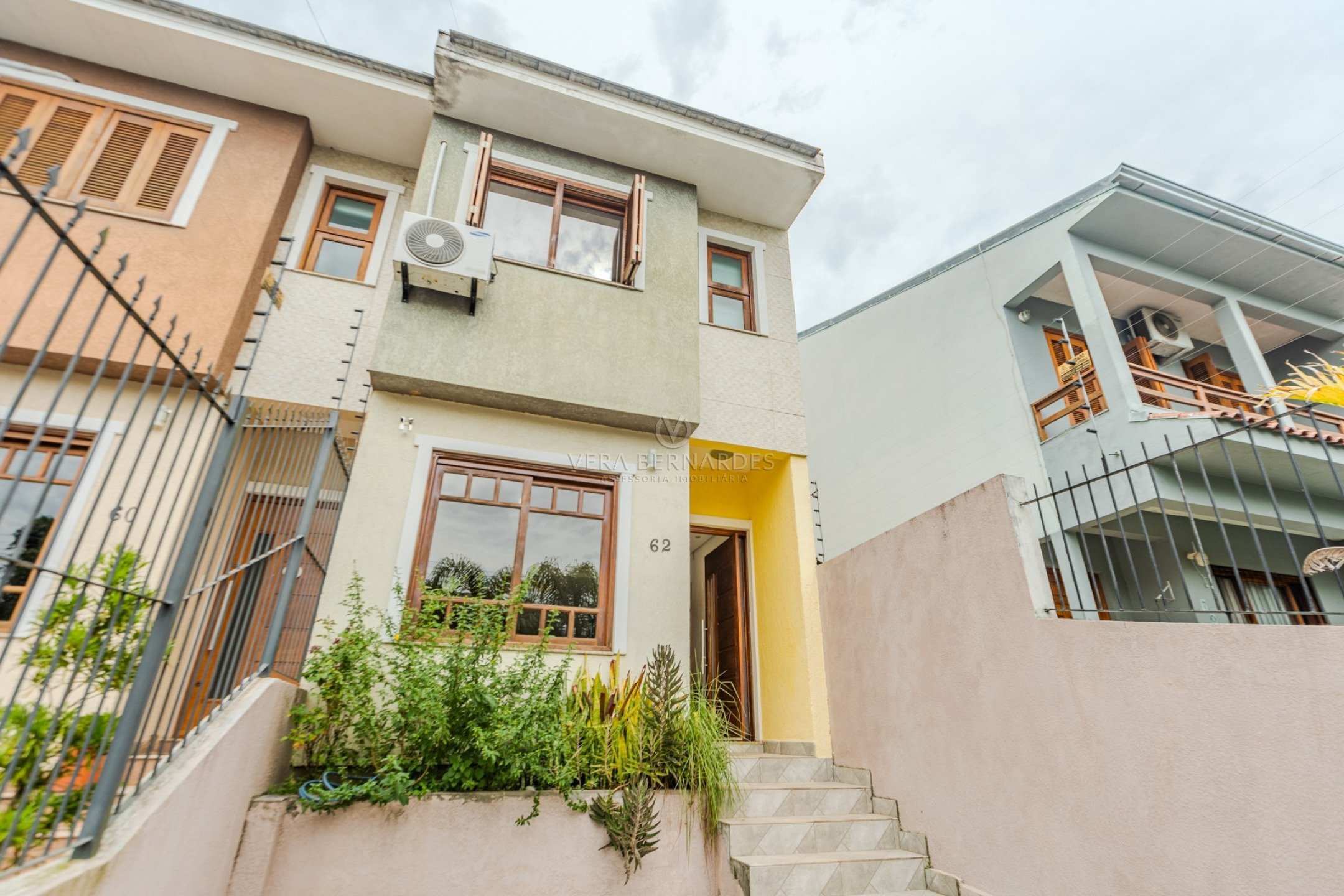 Casa à venda com 3 dormitórios, 148m² e 1 vaga no bairro Guarujá, Zona Sul de Porto Alegre