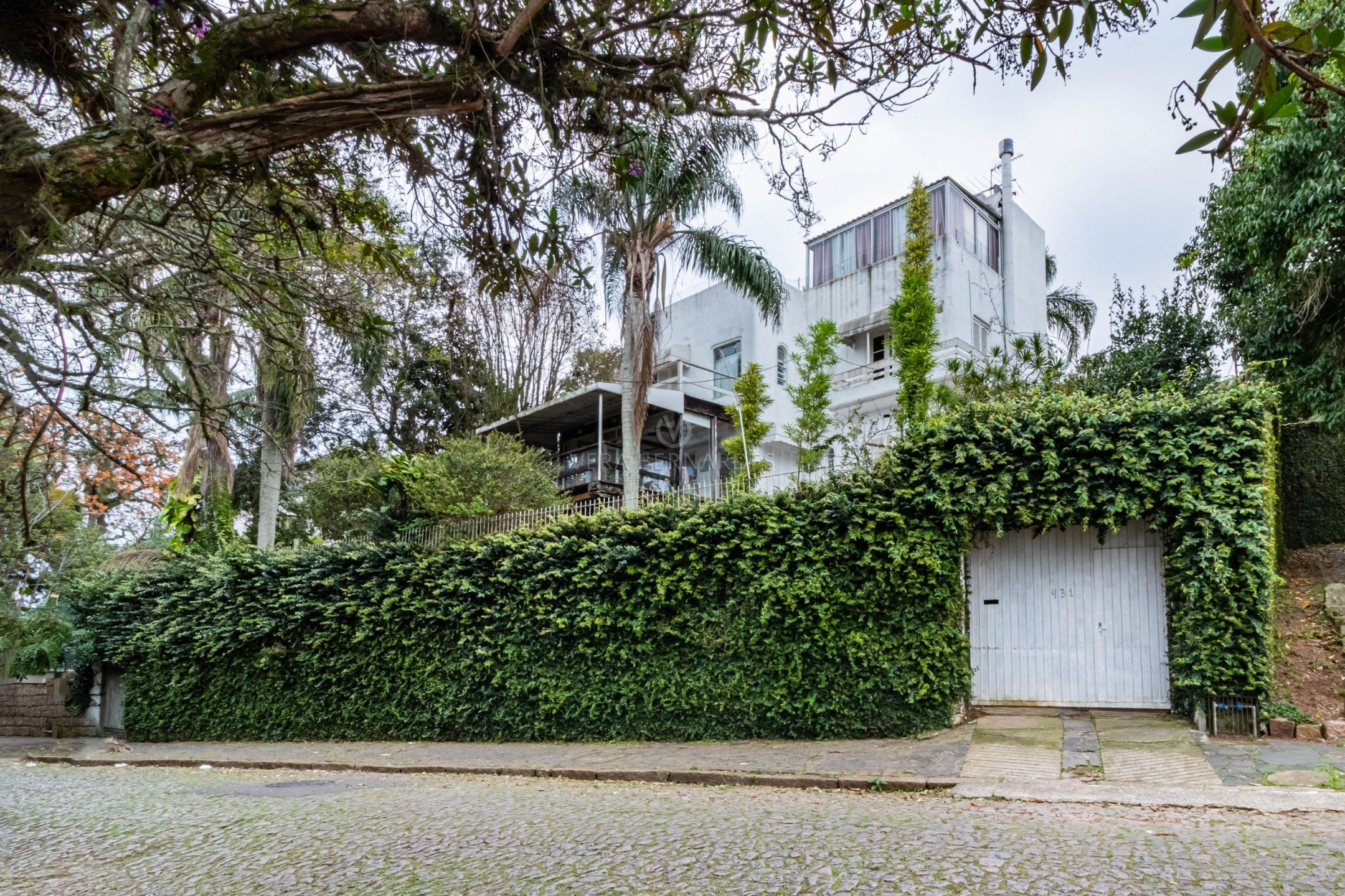 Casa à venda com 3 dormitórios, 430m² e 2 vagas no bairro Vila Conceição, Zona Sul de Porto Alegre