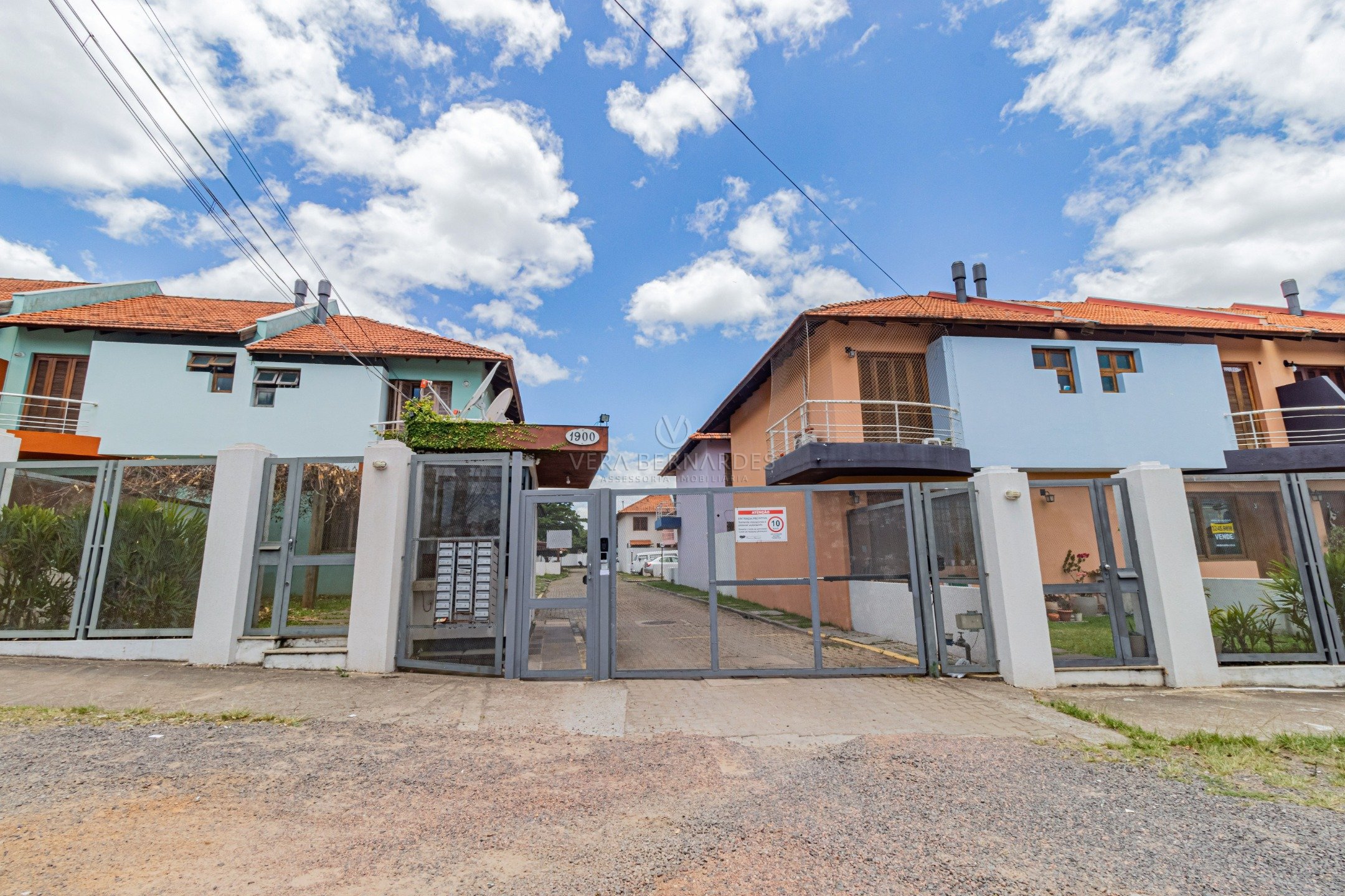Casa em Condomínio à venda com 3 dormitórios, 98m² e 2 vagas no bairro Guarujá, Zona Sul de Porto Alegre