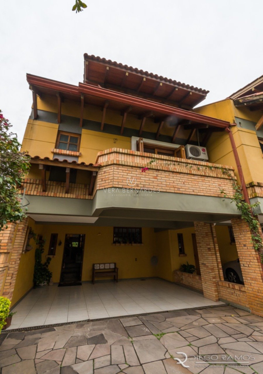 Casa em Condomínio à venda com 3 dormitórios, 175m² e 2 vagas no bairro Pedra Redonda, Zona Sul de Porto Alegre