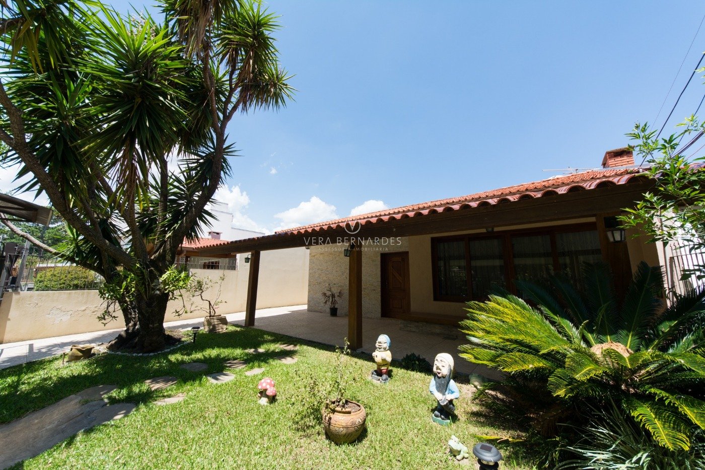 Casa à venda com 3 dormitórios, 240m² e 3 vagas no bairro Jardim Isabel, Zona Sul de Porto Alegre