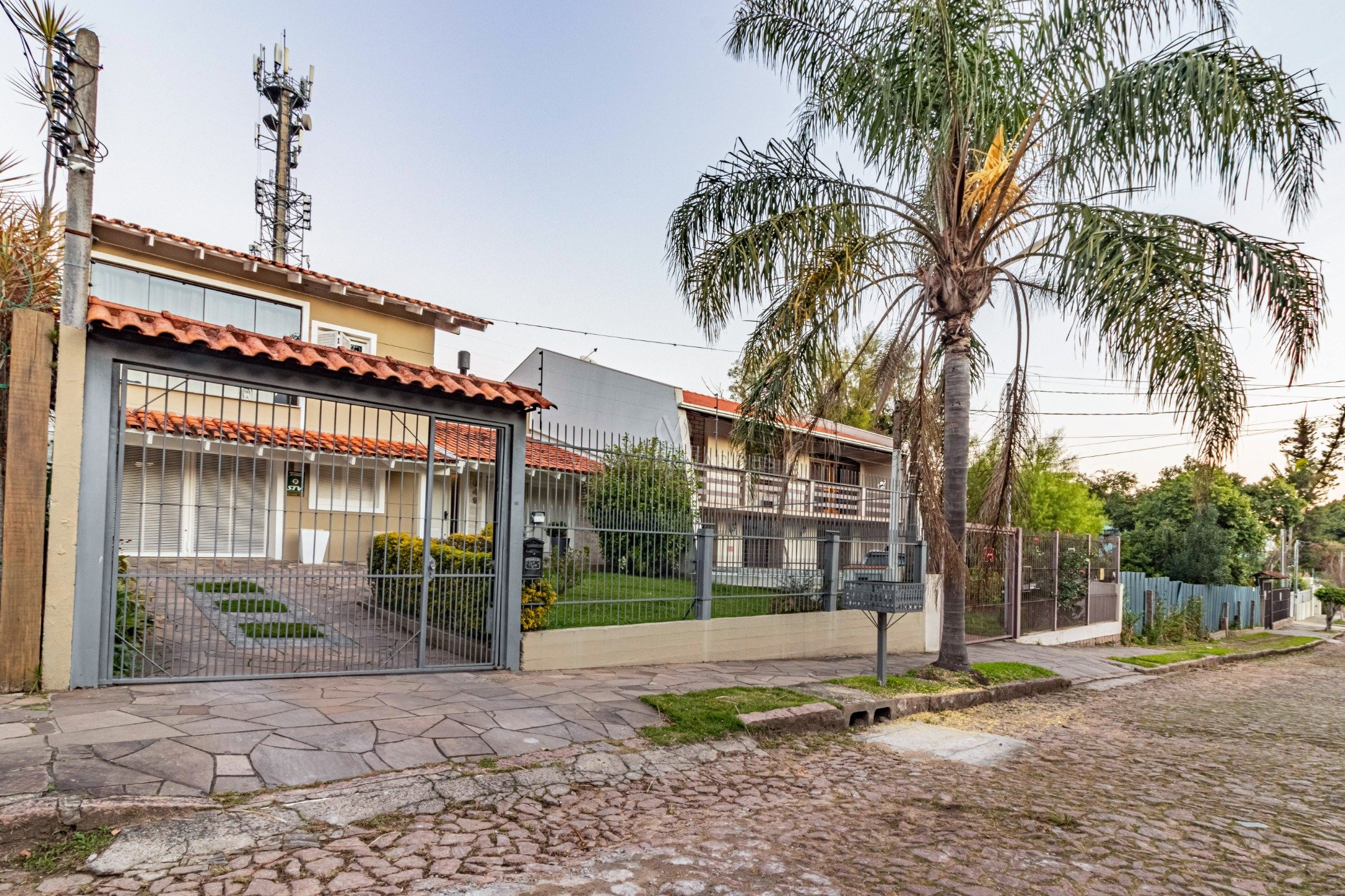 Casa à venda com 4 dormitórios, 300m² e 3 vagas no bairro Ipanema, Zona Sul de Porto Alegre