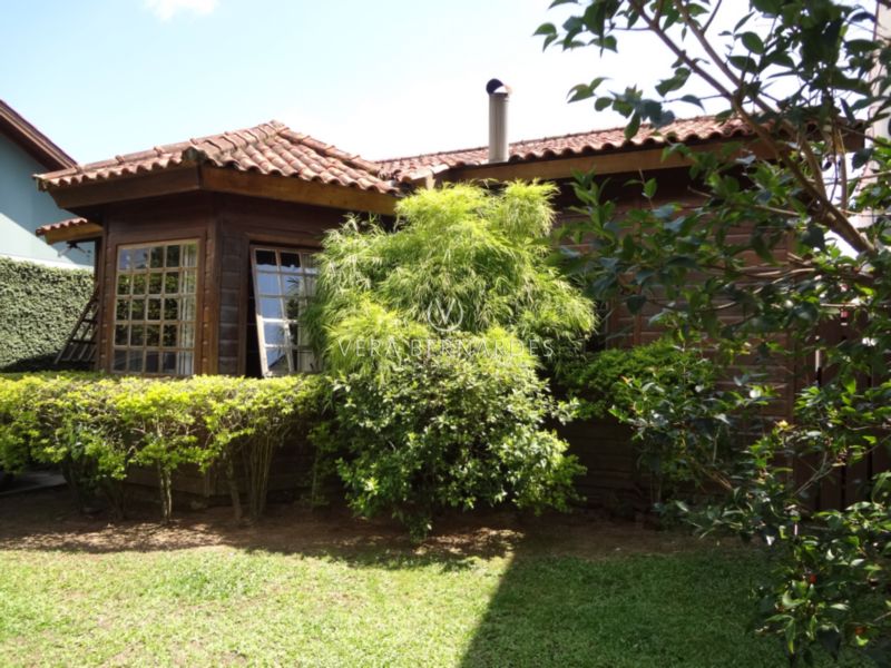 Casa Térrea à venda com 3 dormitórios, 150m² e 2 vagas no bairro Guarujá, Zona Sul de Porto Alegre