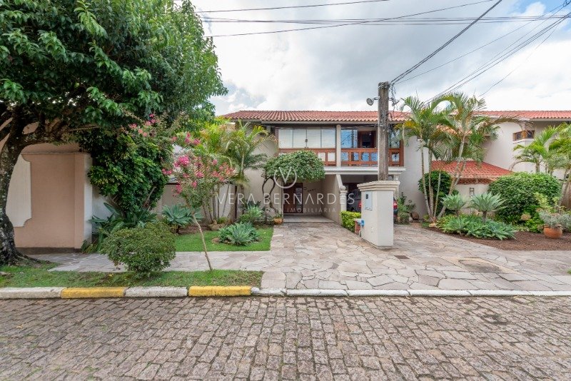 Casa em Condomínio à venda com 3 dormitórios, 233m² e 3 vagas no bairro Ipanema, Zona Sul de Porto Alegre