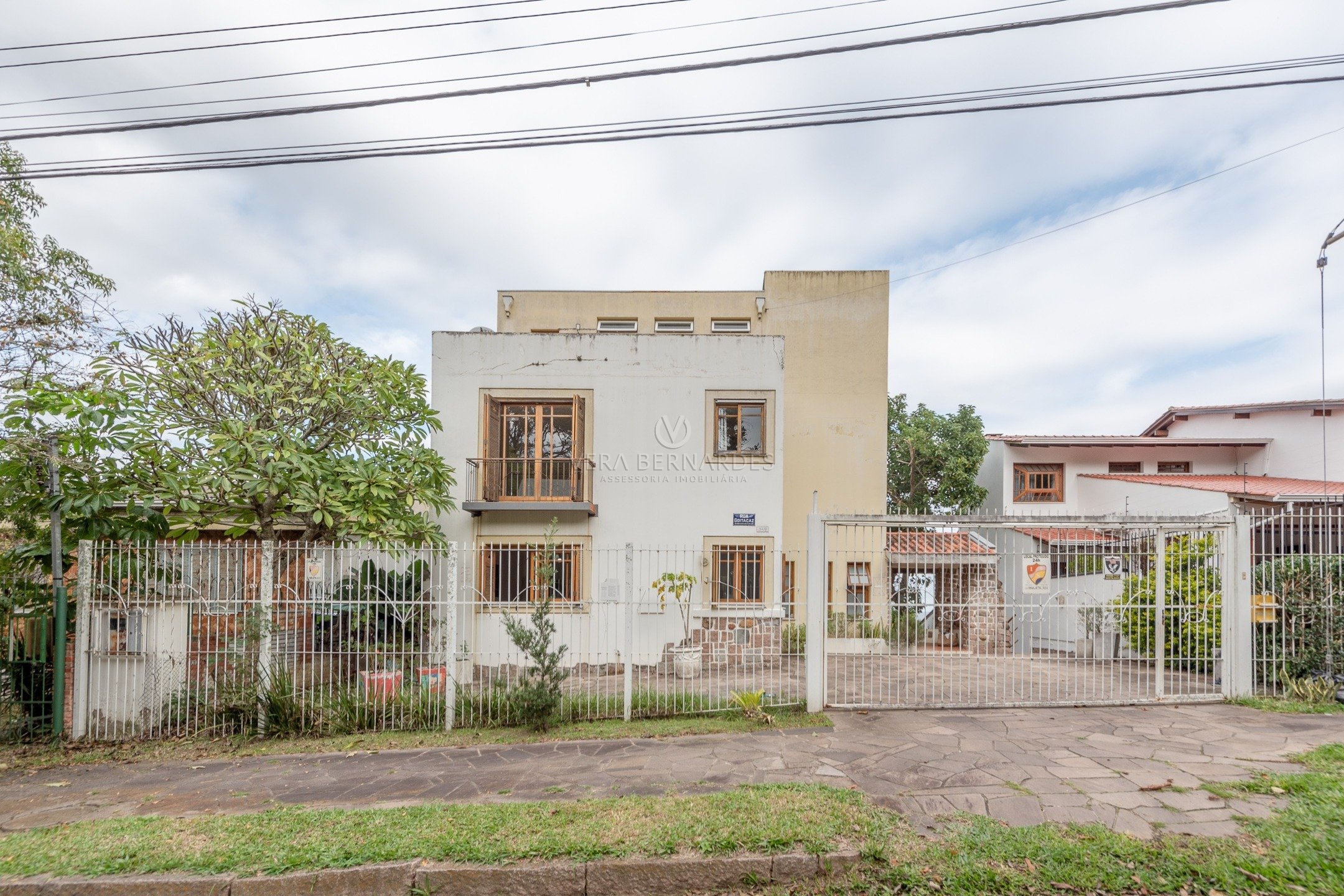 Casa à venda com 5 dormitórios, 380m² e 4 vagas no bairro Vila Assunção, Zona Sul de Porto Alegre