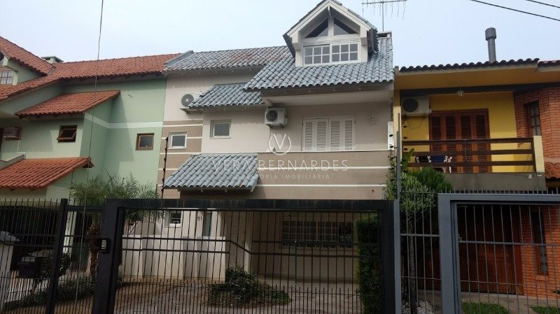 Casa à venda com 3 dormitórios, 190m² e 4 vagas no bairro Imperial Park, Zona Sul de Porto Alegre