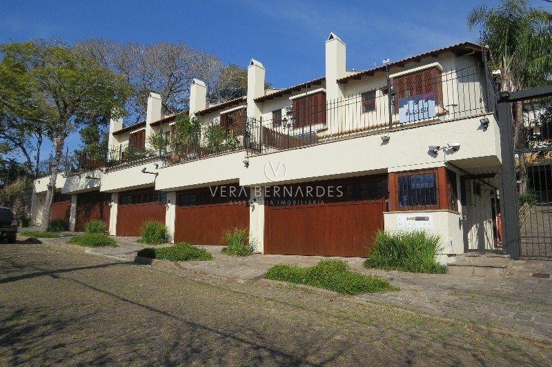 Casa em Condomínio à venda com 3 dormitórios, 251m² e 3 vagas no bairro Vila Assunção, Zona Sul de Porto Alegre