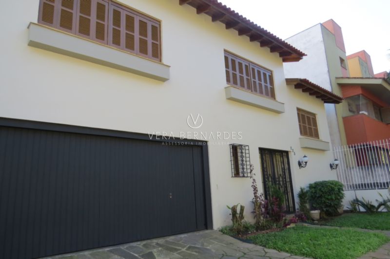 Casa à venda com 3 dormitórios, 564m² e 4 vagas no bairro Vila Assunção, Zona Sul de Porto Alegre