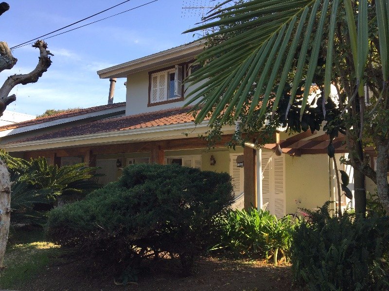 Casa em Condomínio à venda com 5 dormitórios, 460m² e 2 vagas no bairro Pedra Redonda, Zona Sul de Porto Alegre
