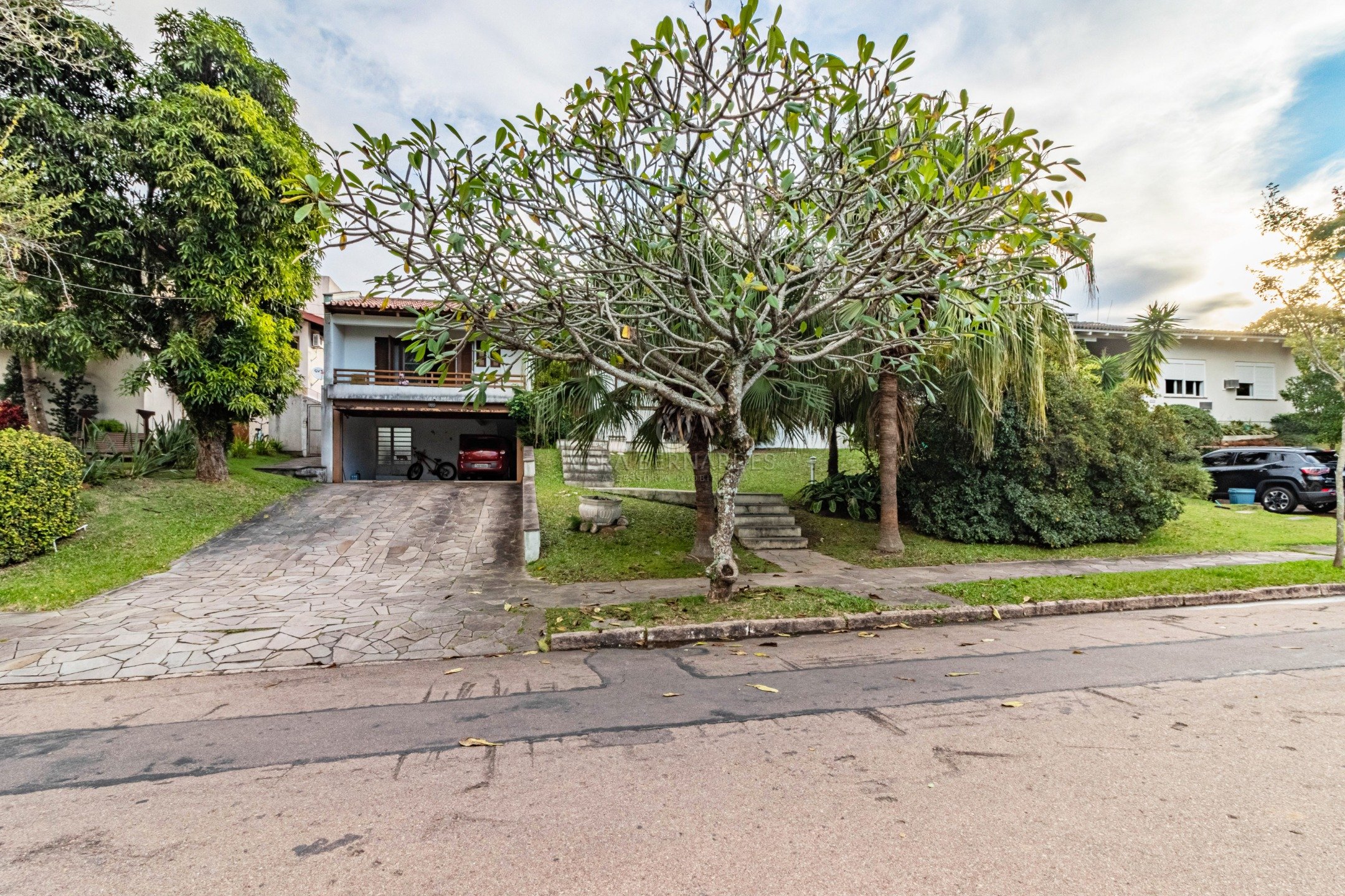 Casa em Condomínio à venda com 4 dormitórios, 450m² e 2 vagas no bairro Parque Knorr, Zona Sul de Porto Alegre