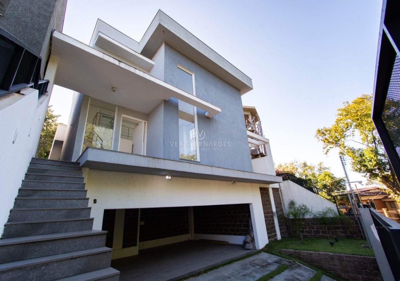 Casa à venda com 3 dormitórios, 267m² e 3 vagas no bairro Vila Conceição, Zona Sul de Porto Alegre