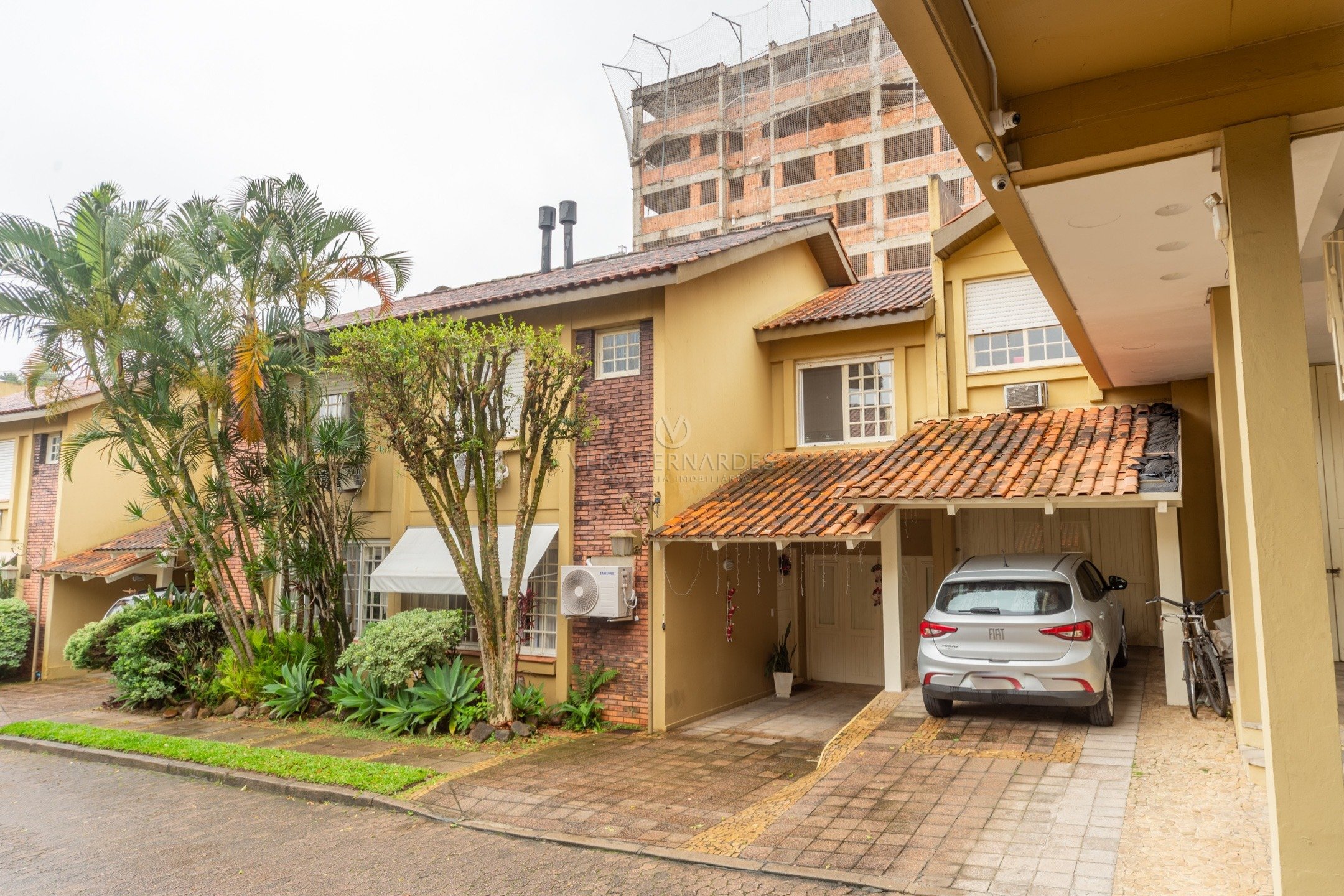 Casa em Condomínio à venda com 3 dormitórios, 165m² e 2 vagas no bairro Tristeza, Zona Sul de Porto Alegre