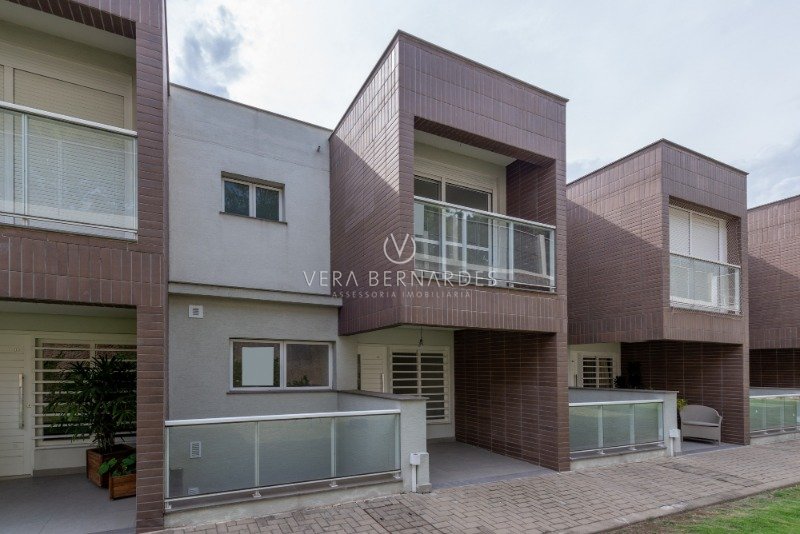 Casa em Condomínio à venda com 3 dormitórios, 290m² e 2 vagas no bairro Cristal, Zona Sul de Porto Alegre