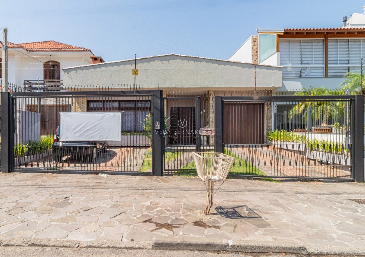 Casa à venda com 5 dormitórios, 300m² e 5 vagas no bairro Ipanema, Zona Sul de Porto Alegre