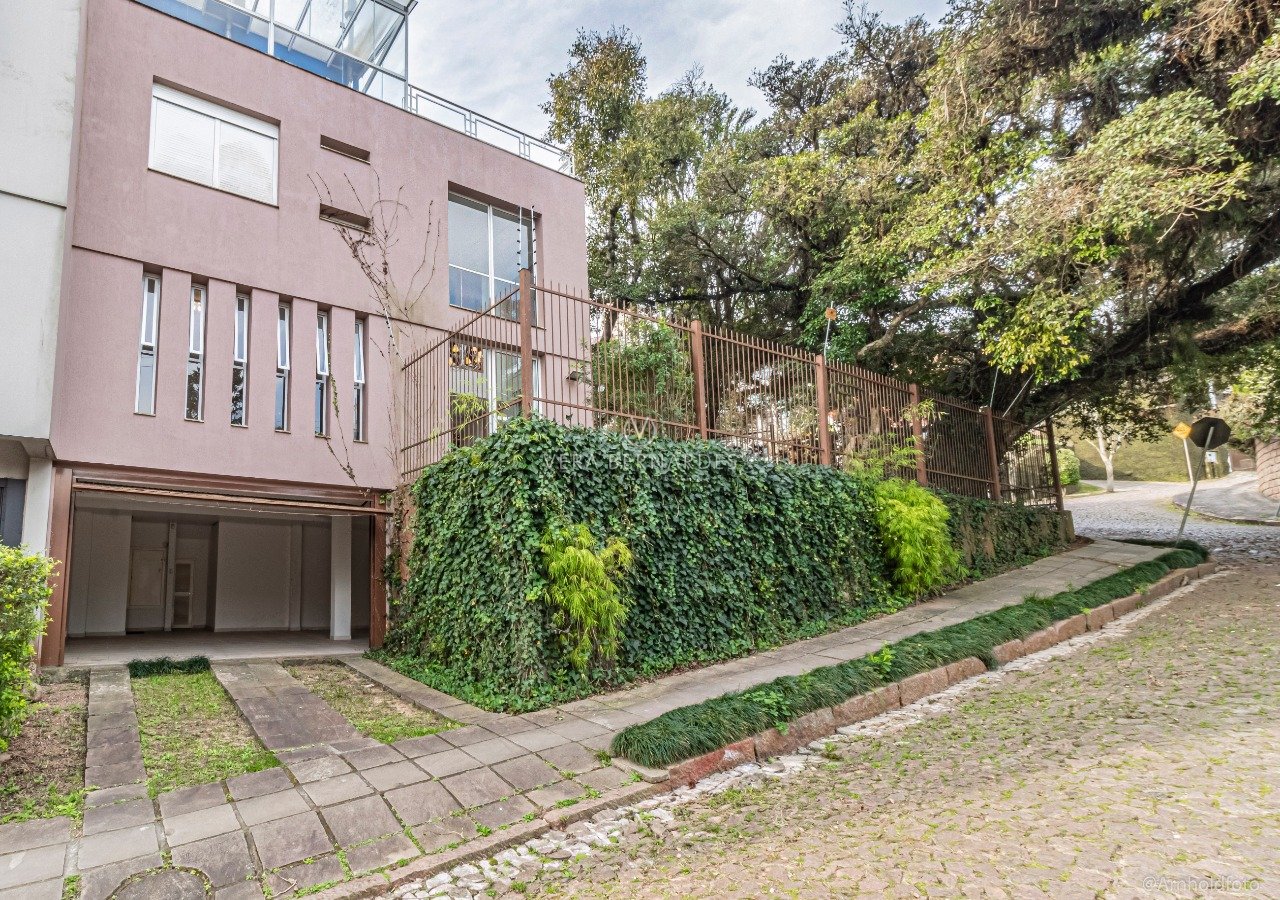 Casa à venda com 2 dormitórios, 354m² e 2 vagas no bairro Tristeza, Zona Sul de Porto Alegre