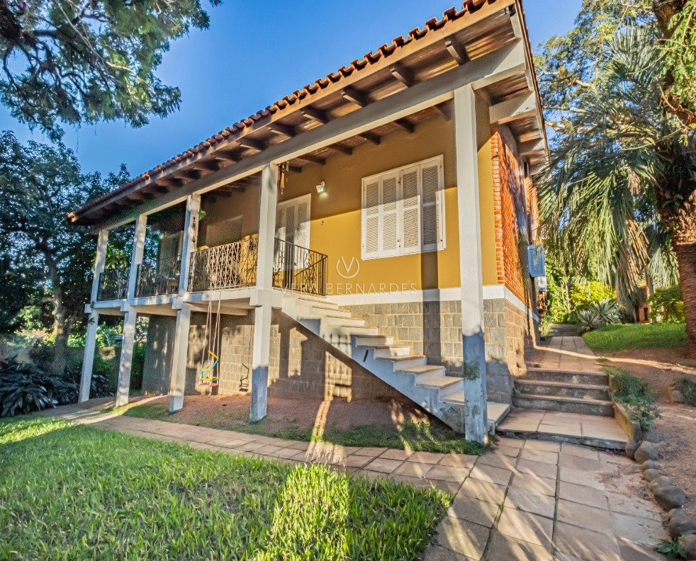 Casa à venda com 3 dormitórios, 500m² e 4 vagas no bairro Tristeza, Zona Sul de Porto Alegre