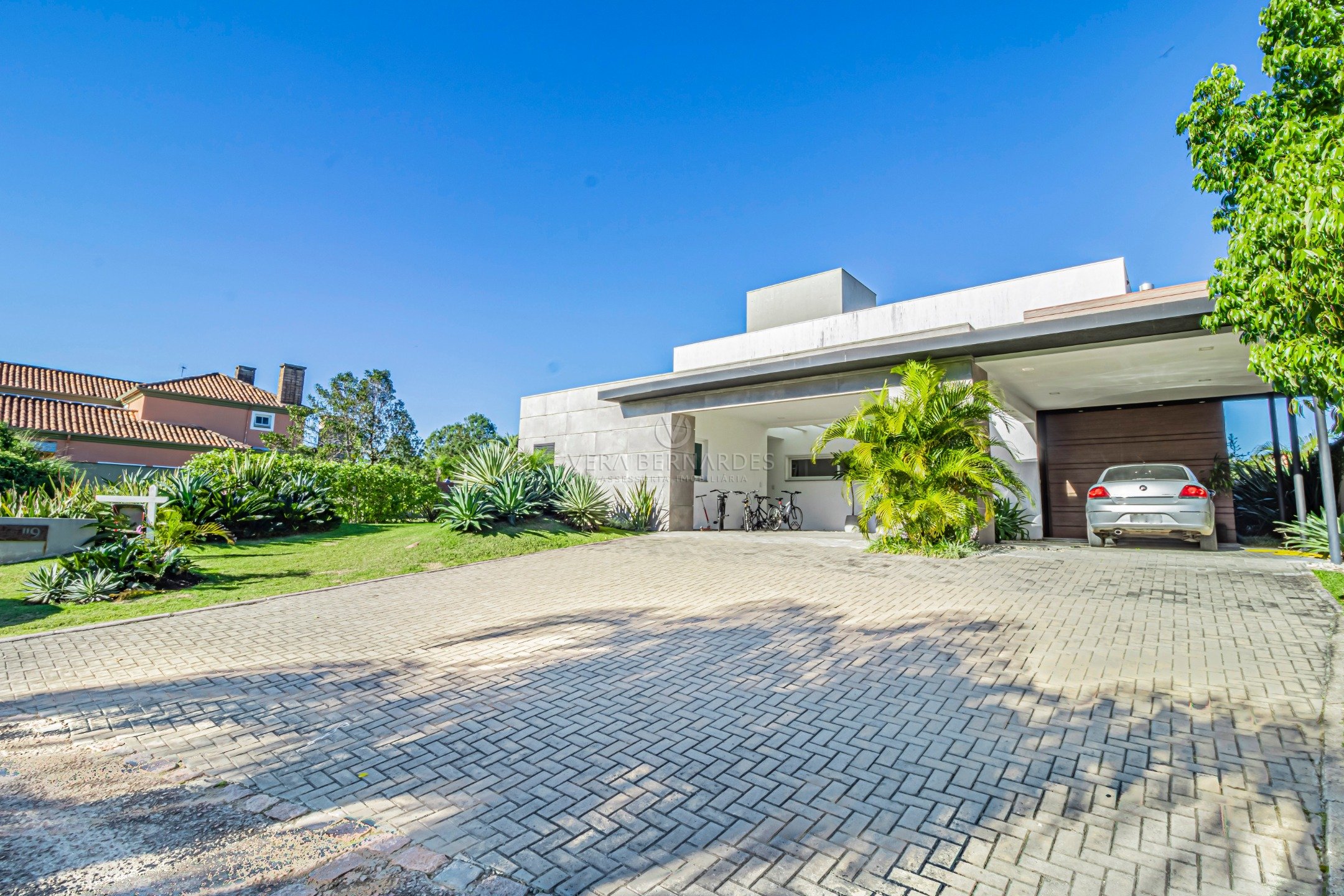 Casa em Condomínio à venda com 3 dormitórios, 418m² e 4 vagas no bairro Terra Ville, Zona Sul de Porto Alegre