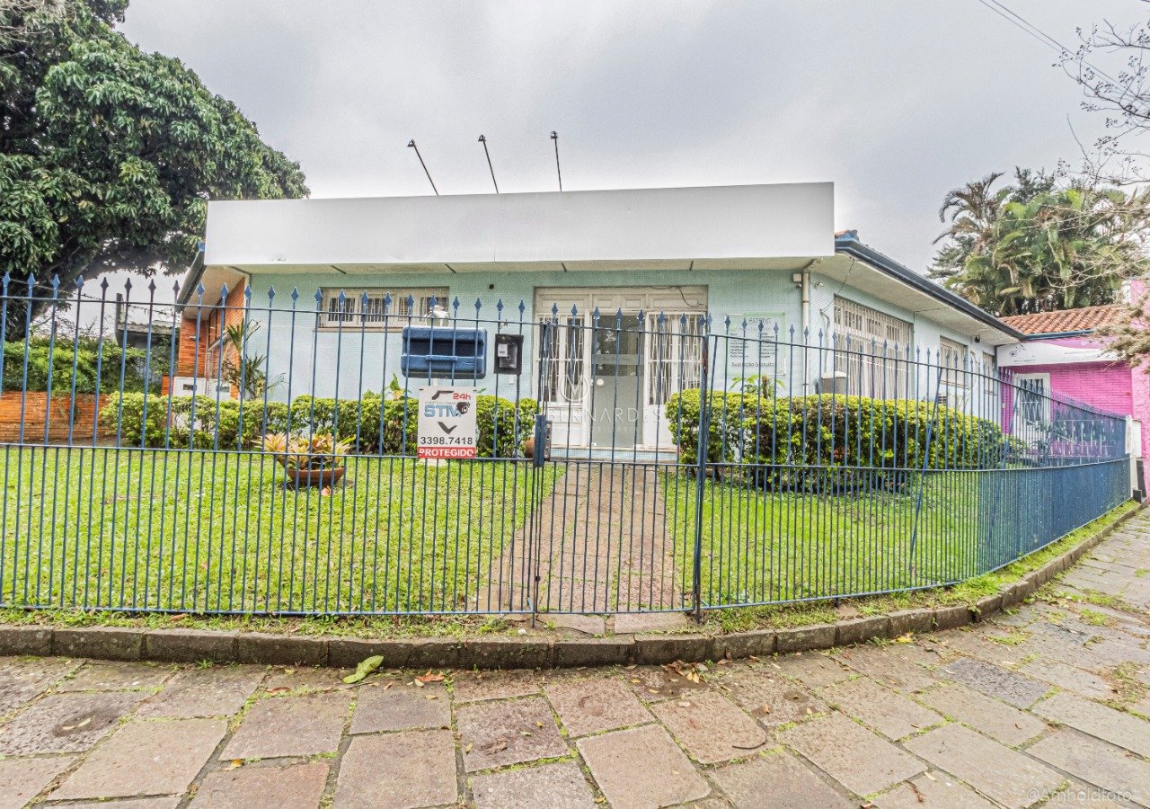 Casa à venda com 3 dormitórios, 221m² e 4 vagas no bairro Tristeza, Zona Sul de Porto Alegre