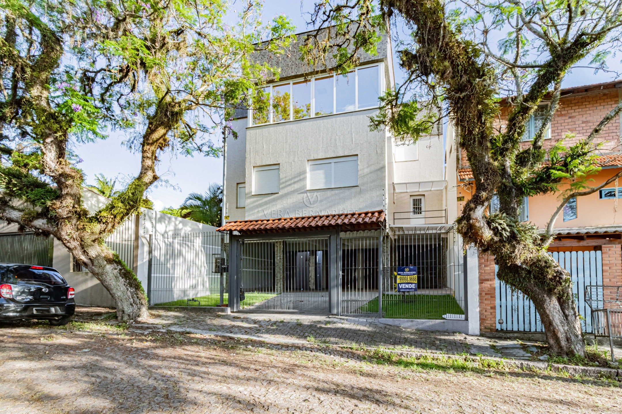Casa à venda com 3 dormitórios, 300m² e 4 vagas no bairro Tristeza, Zona Sul de Porto Alegre